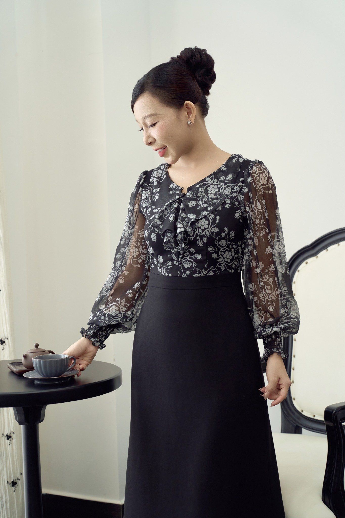 Đầm Form A - Cổ tim bèo kết nút tay lỡ - CD - Đen hoa trắng - TTV1913