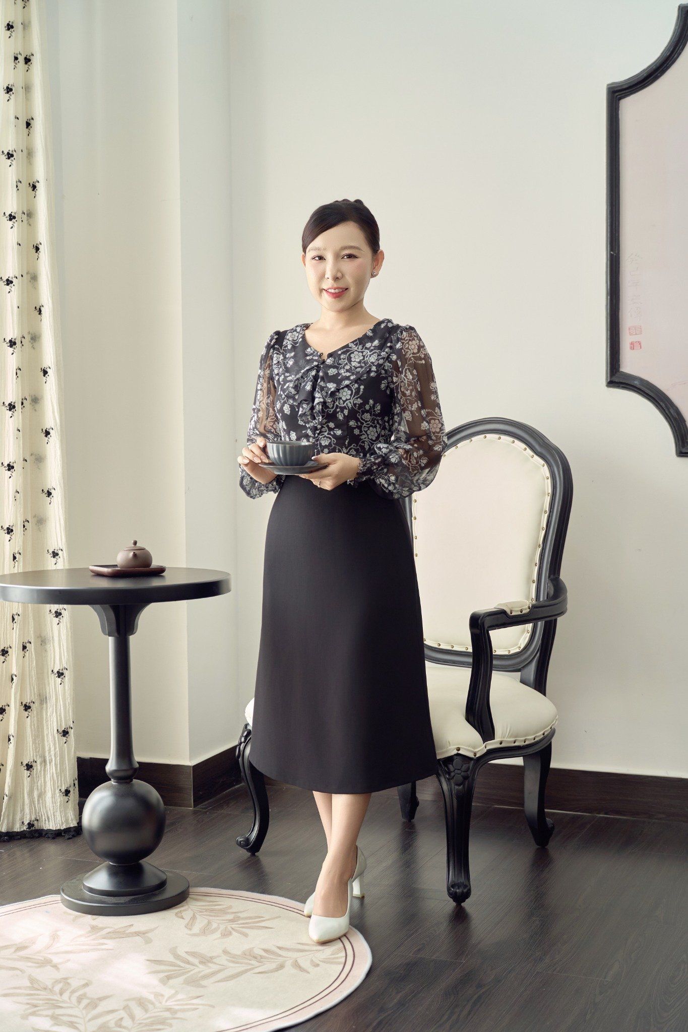 Đầm Form A - Cổ tim bèo kết nút tay lỡ - CD - Đen hoa trắng - TTV1913