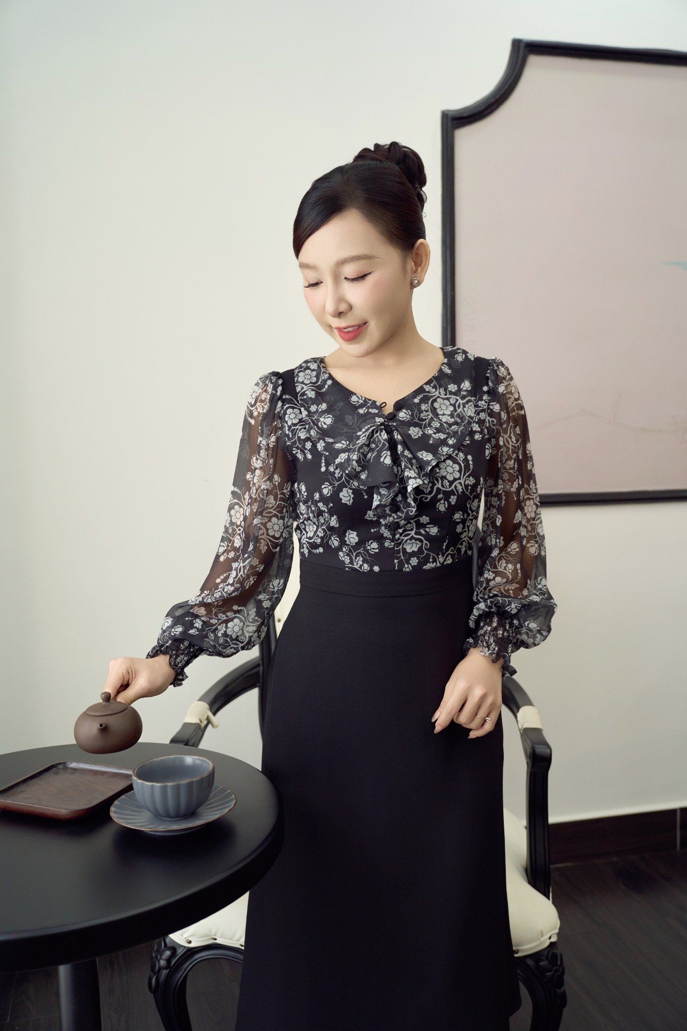 Đầm Form A - Cổ tim bèo kết nút tay lỡ - CD - Đen hoa trắng - TTV1913