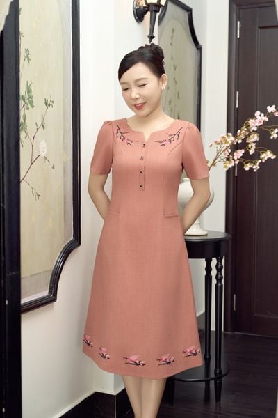 Đầm suông - Cổ tròn khoét V kết nút tay ngắn - CD - Hồng gỗ - TTV1901