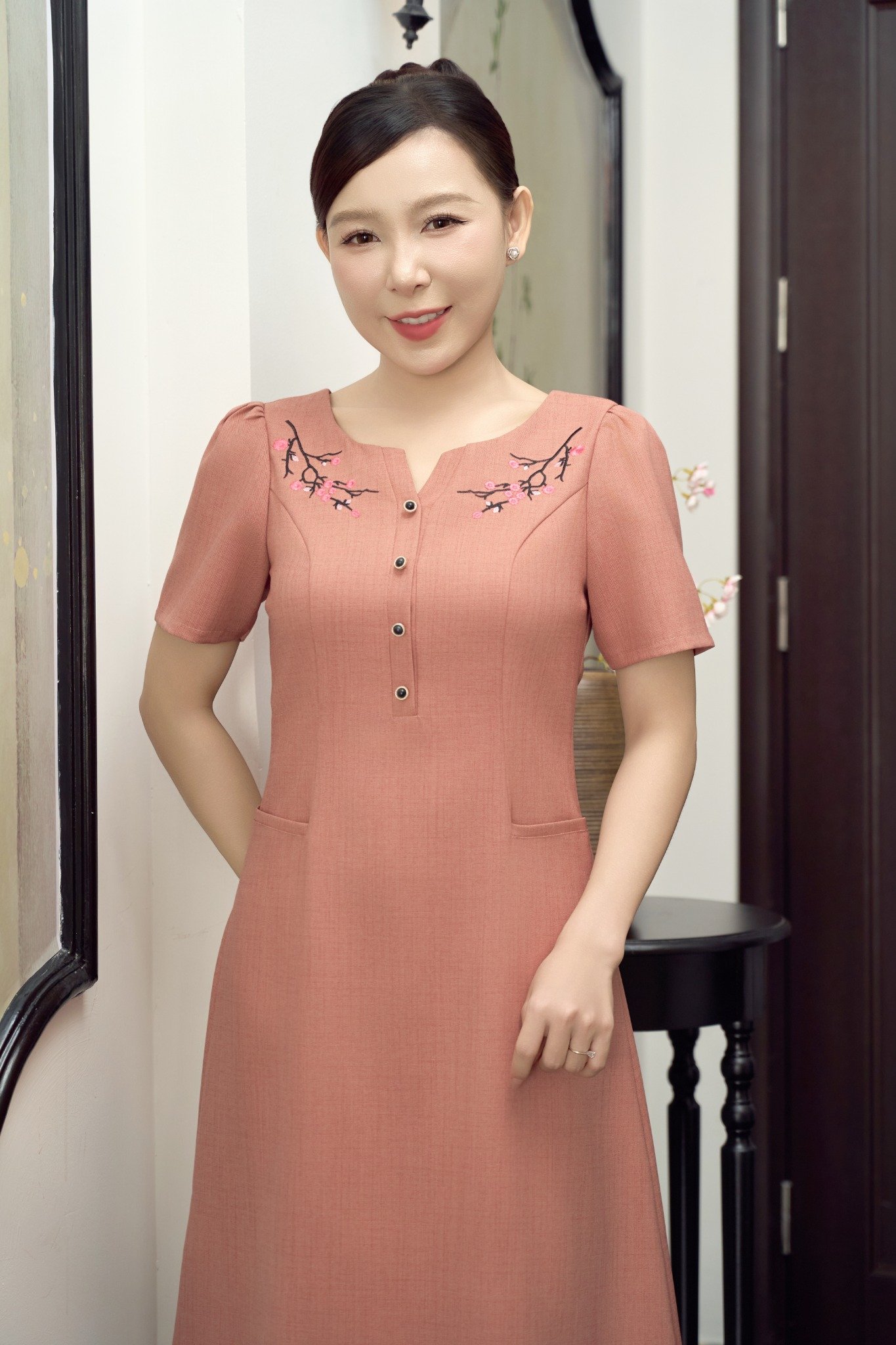 Đầm suông - Cổ tròn khoét V kết nút tay ngắn - CD - Hồng gỗ - TTV1901