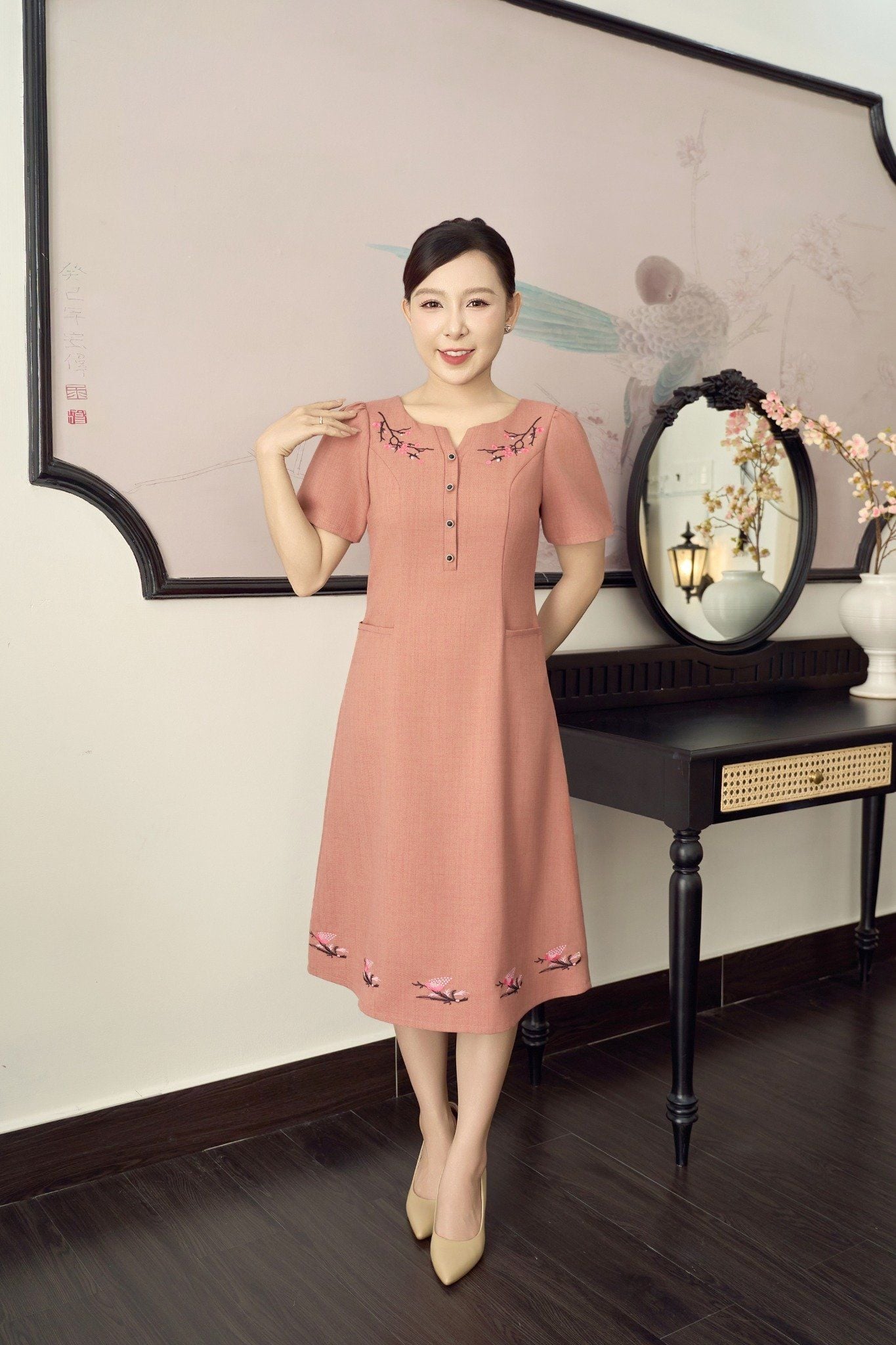 Đầm suông - Cổ tròn khoét V kết nút tay ngắn - CD - Hồng gỗ - TTV1901