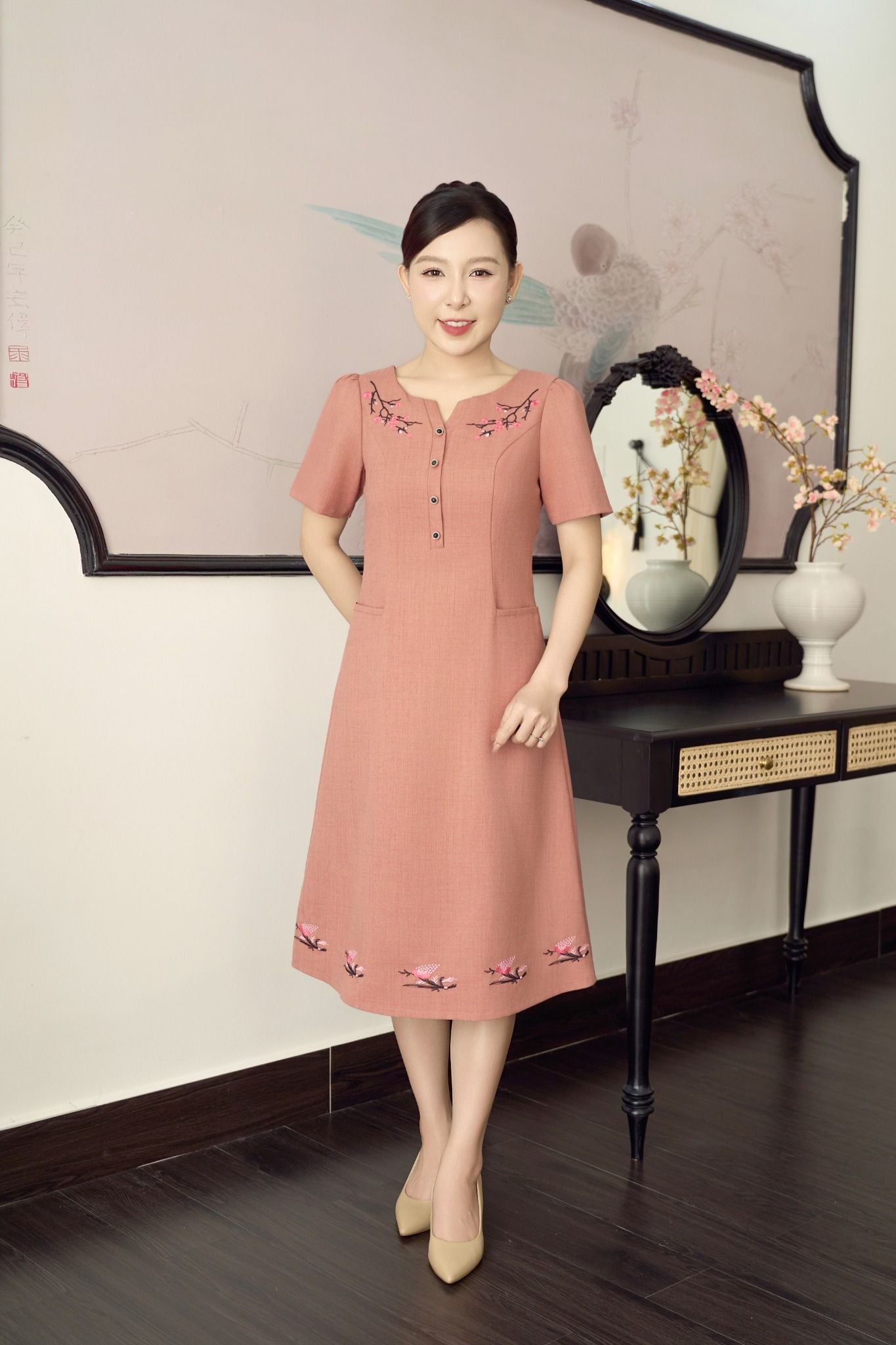 Đầm suông - Cổ tròn khoét V kết nút tay ngắn - CD - Hồng gỗ - TTV1901