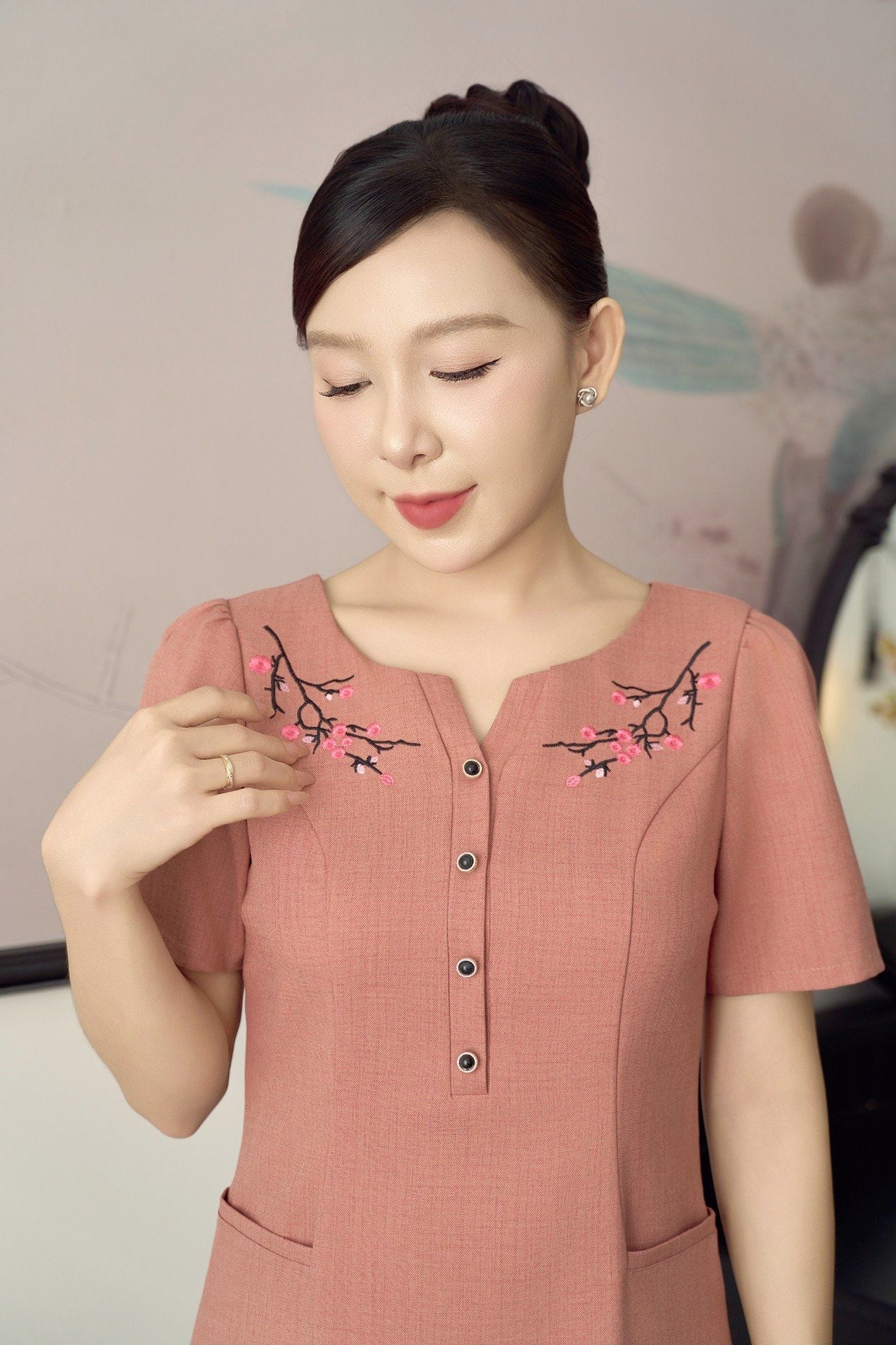 Đầm suông - Cổ tròn khoét V kết nút tay ngắn - CD - Hồng gỗ - TTV1901