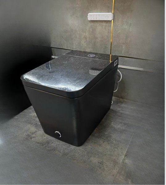 Bồn cầu thông minh hình vuông màu đen Q16