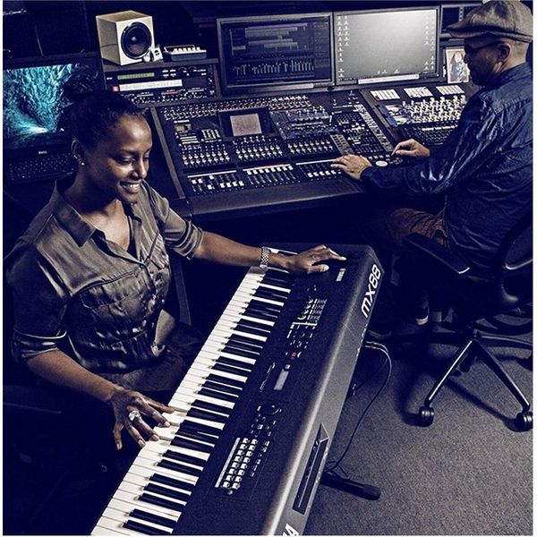 Đàn Synthesizer Yamaha MX 88 BK