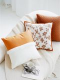 Gối vải trắng hoạ tiết hoa và viền cam