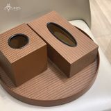 Hộp giấy vuông gỗ, bề mặt da dệt màu cafe. Chi tiết kim loại