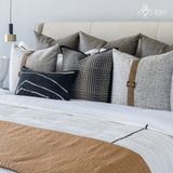 Gối vải kẻ xám chi tiết đai da nâu vàng