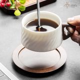 Cốc sứ hoạ tiết lượn sóng kèm đế lót gỗ