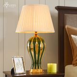 Đèn bàn gốm sứ nhấn vàng chụp beige