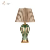 Đèn bàn gốm sứ nhấn vàng chụp beige