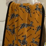 Chăn trải sofa in hoạ tiết đen trắng trên nền vàng viền đen