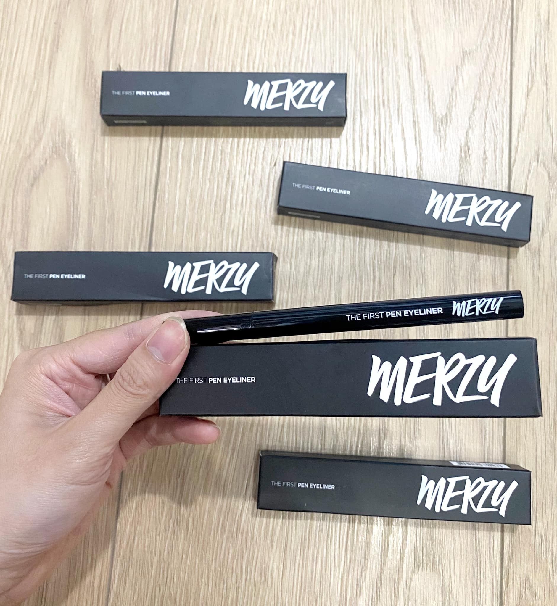  Kẻ Mắt Nước Merzy The First Pen Eyeliner 