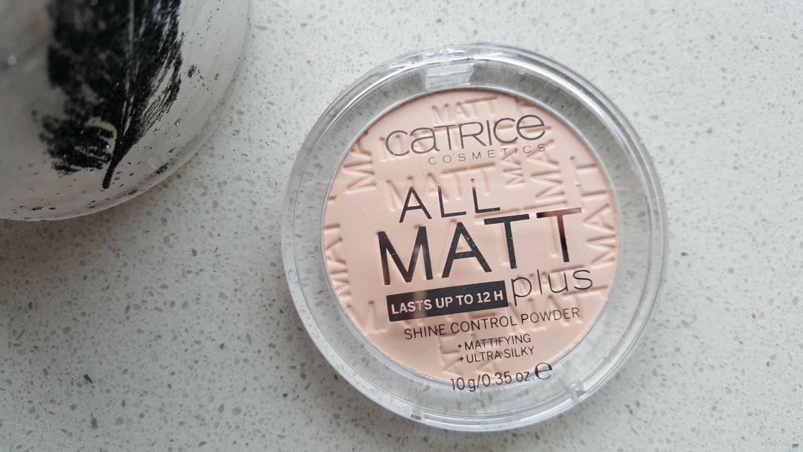 Phấn phủ Catrice All Matt Plus Shine Control Powder dễ dàng nhìn thấy màu và chất phấn bên trong