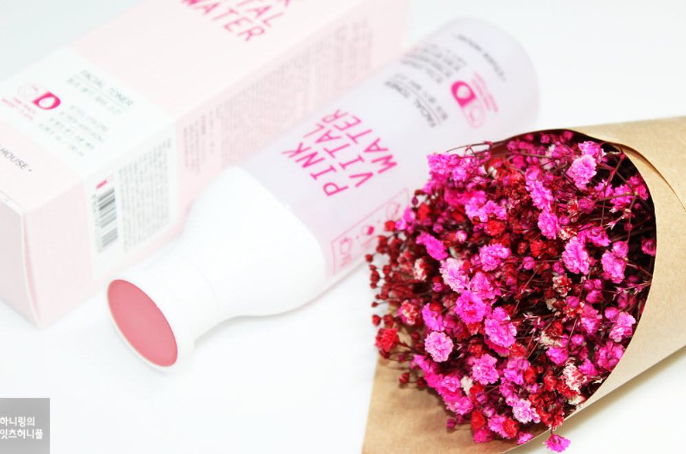Toner Pink Vital Water Etude House chứa vitamin A, C, và E