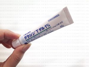 Đối với những nốt mụn đã hình thành, gel sẽ nhanh chóng làm nhân mụn cứng lại và xẹp dần rồi tự rụng.