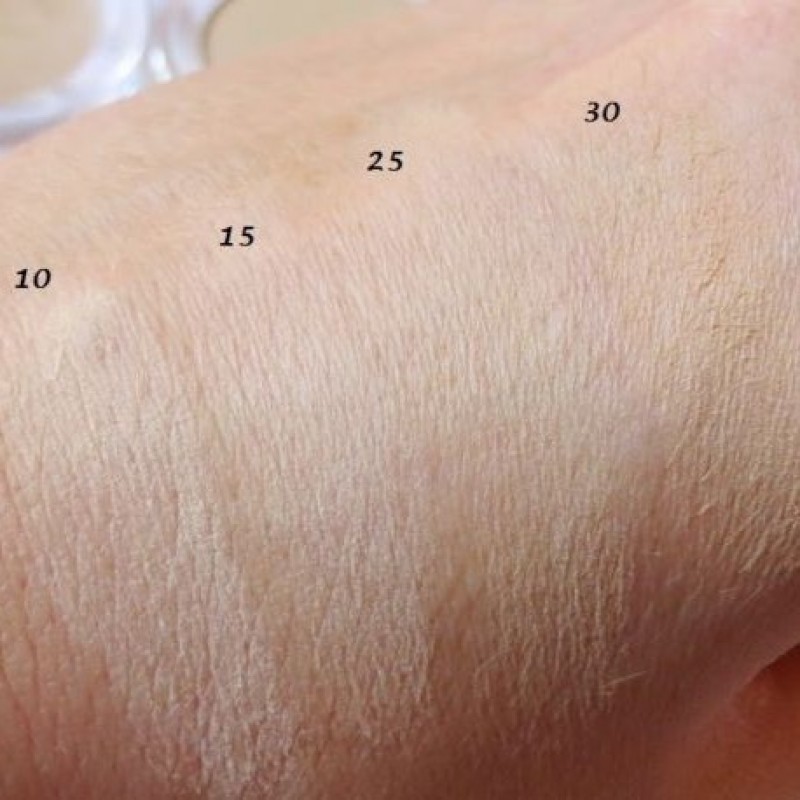 Swatch 4 màu phấn phủ trên tay
