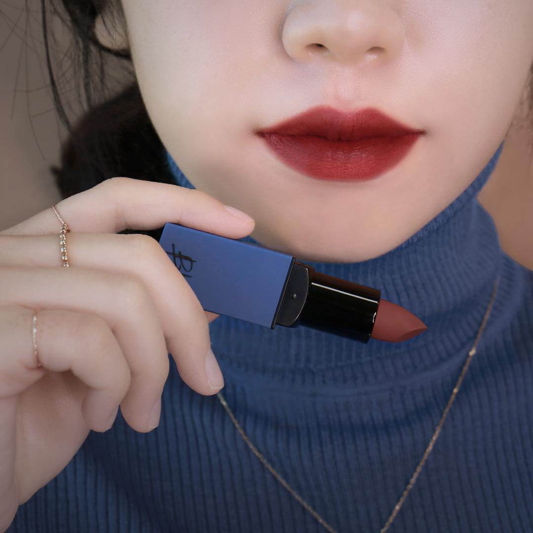 Son Bbia Last Lipstick Red Series là dòng son phiên bản mới với chất son mềm mịn và nhẹ như không, cùng độ lên màu chuẩn cho bạn đôi môi quyến rũ và nổi bật.