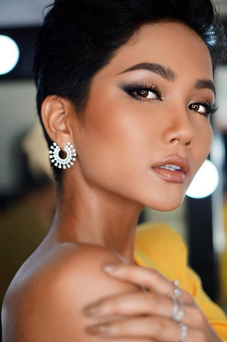 H''Hen Nie đã gây ấn tượng mạnh với công chúng bởi mái tóc ngắn và làn da nâu.- BICI COSMETICS