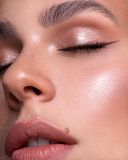  Phấn Bắt Sáng Kiềm Dầu Catrice Highlighter Glow Lover Oil-Infused #010 Glowing Peony 