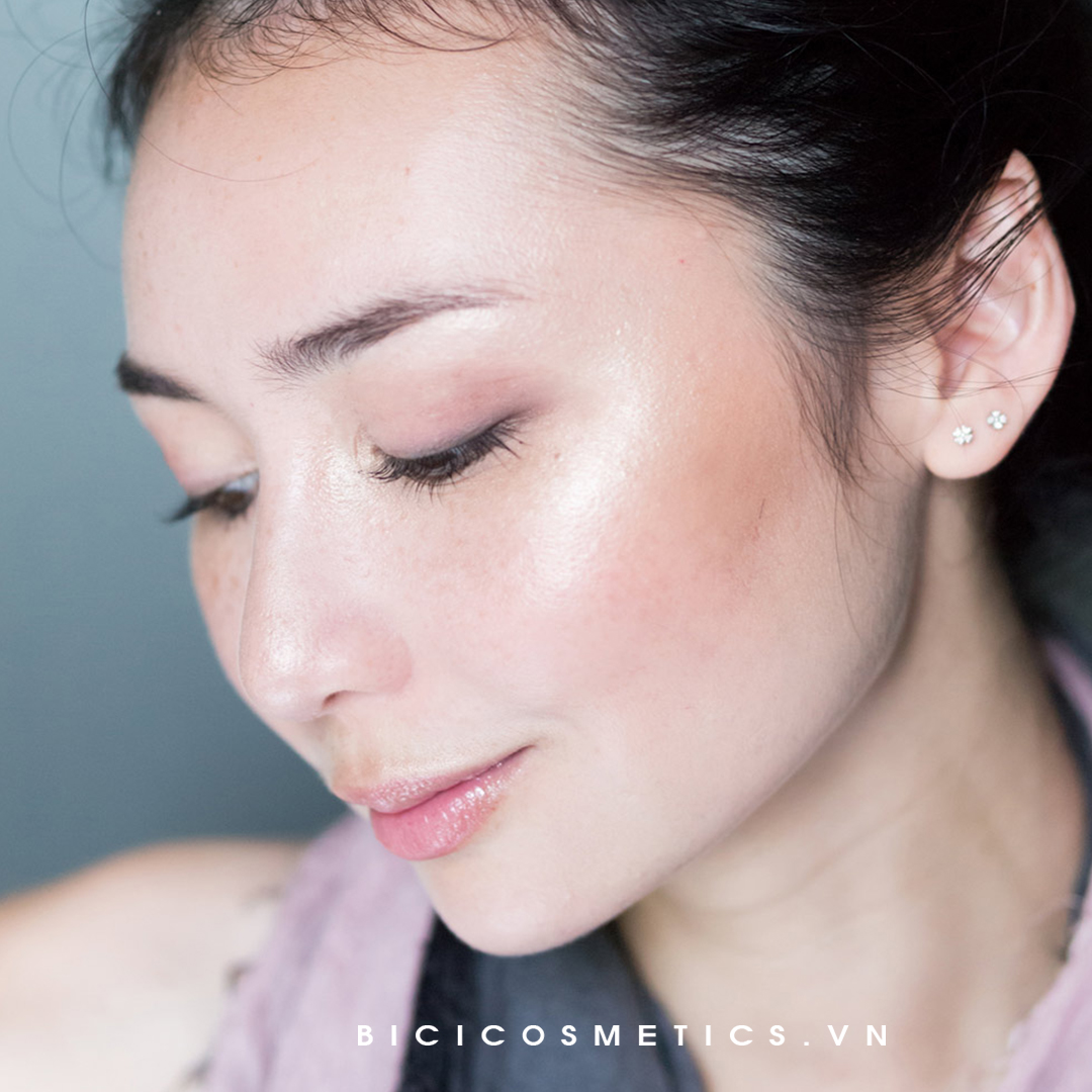 Phấn Hight Light The Balm Mary-Lou Manizer được dùng như highlighter, phấn phủ bắt sáng và dùng để tạo khối sáng 1