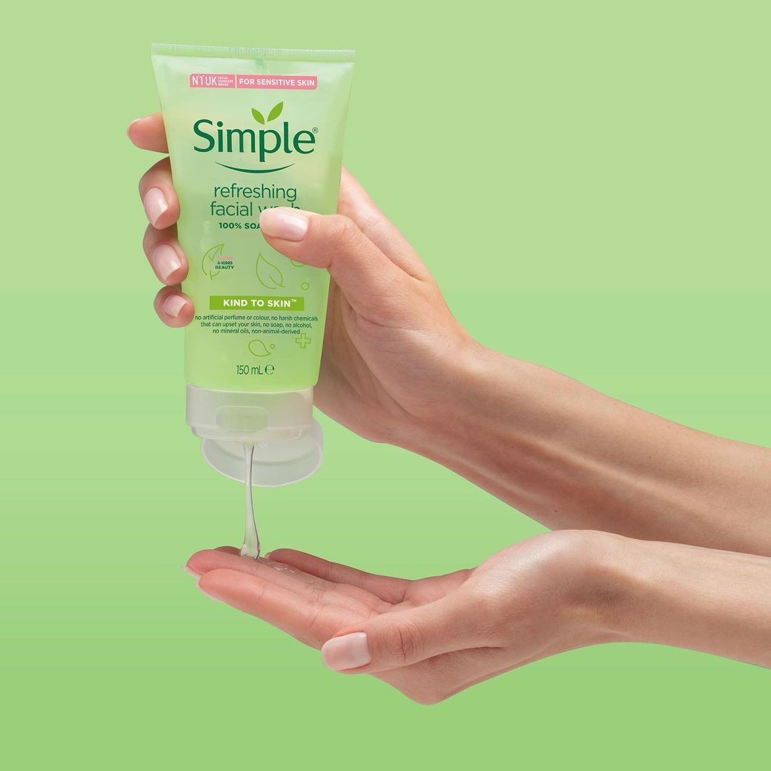  (Mẫu Mới) Sữa Rửa Mặt SIMPLE Kind To Skin Refreshing Facial Wash Gel - Có Tem Phụ 