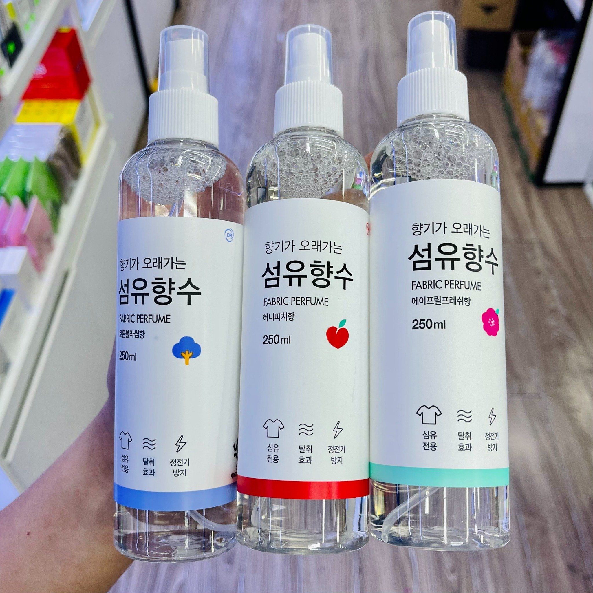  (Đủ 3 Hương) Xịt Thơm Quần Áo Fabric Perfume Hàn Quốc 250ml 