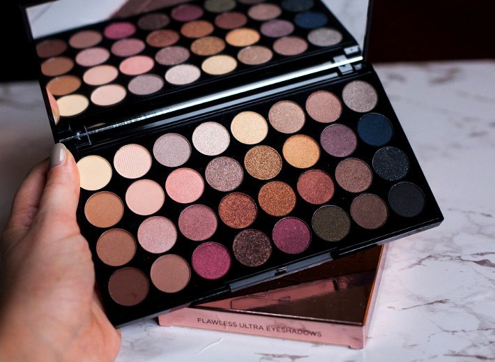 Sản phẩm Flawless Ultra Shadow thích hợp với trang điểm ban ngày và cả ban đêm