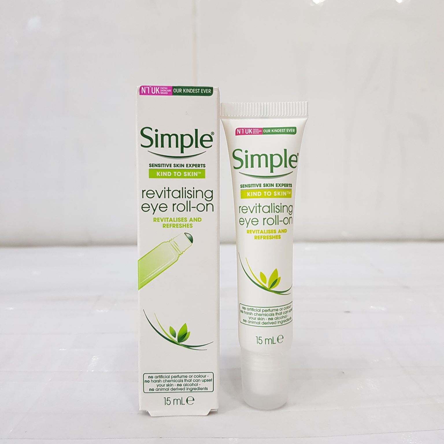  Lăn Dưỡng Mắt SIMPLE Kind To Eyes Revitalising Eye Roll On 