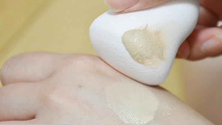 Mút tán kem nền sẽ khiến lớp nền đều, đẹp hơn 2 Bông Phấn Ướt Hồ Lô Vacosi