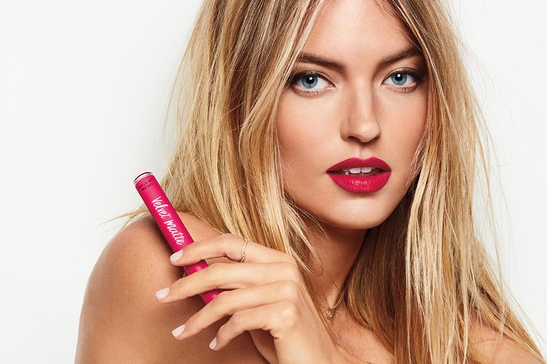Son kem lì Velvet Matte Victoria’s Secret với thiết kế nhỏ gọn bảo vệ chất son bên trong