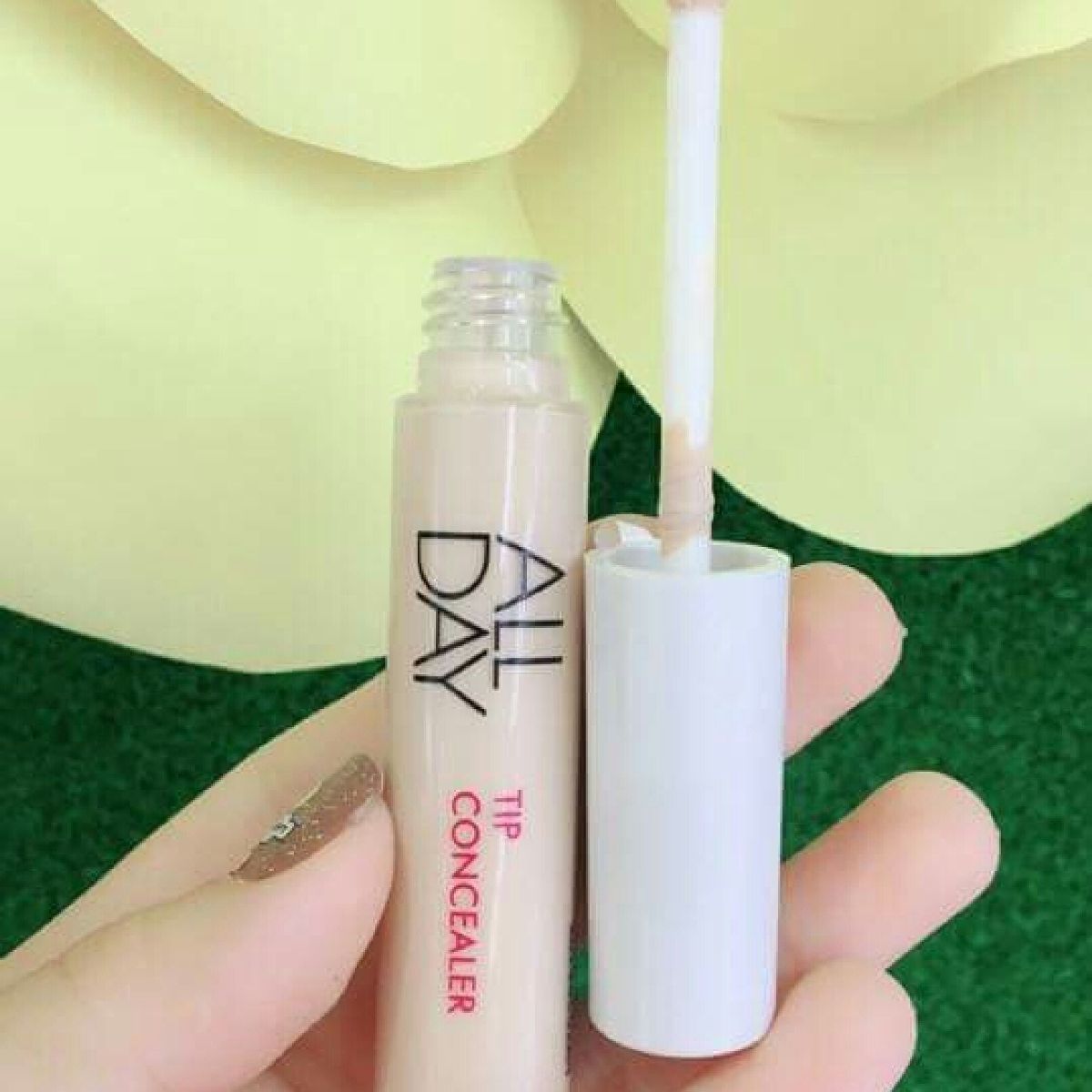 Kem Che Khuyết Điểm All Day Tip Concealer có thiết kế đầu cọ rất dễ apply