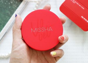 Phấn Nước Che Phủ Hoàn Hảo Missha Velvet Finish Cushion sẽ cho bạn một sự phá cách khi khoác lên mình màu đỏ rực rỡ- Bici Cosmetics