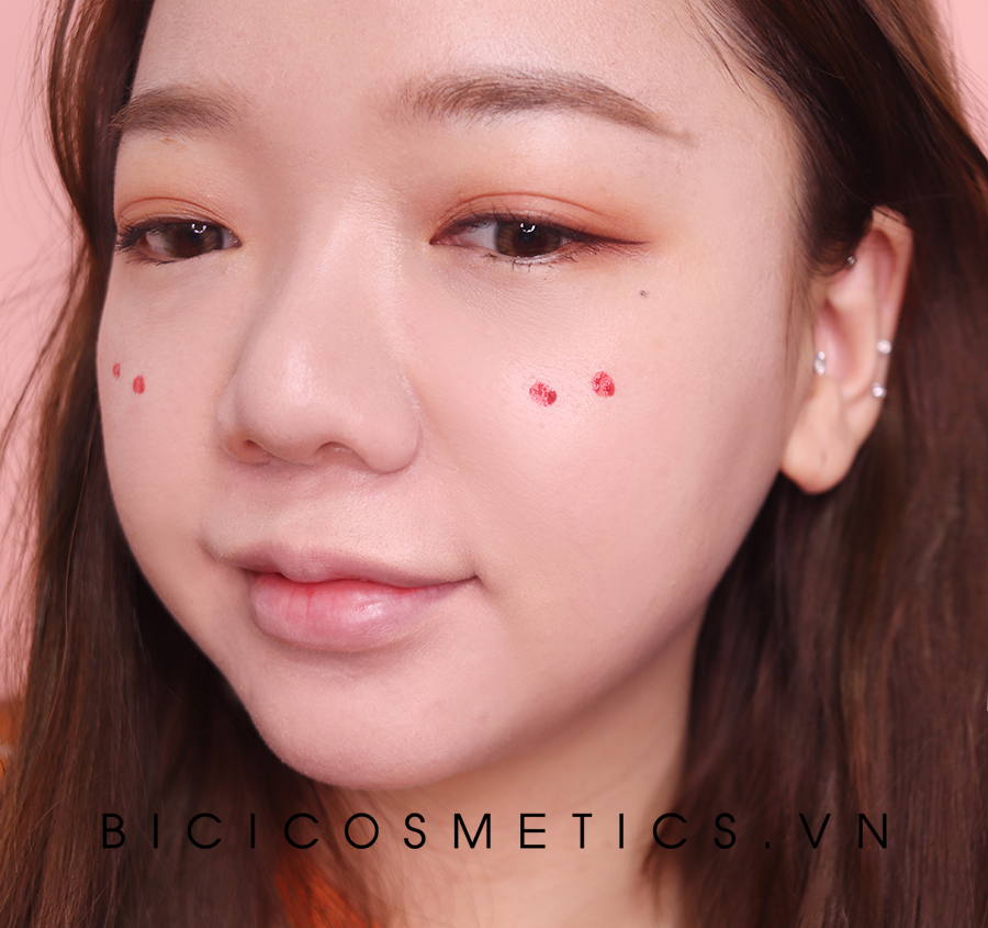 Black Rouge Mousse Blending thay cho má hồng dạng kem để có một lớp makeup sương sương xinh đẹp