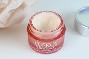 Chiết xuất thực vật giúp làm dịu da, tăng cường sản sinh collagen.- Bici Cosmetics