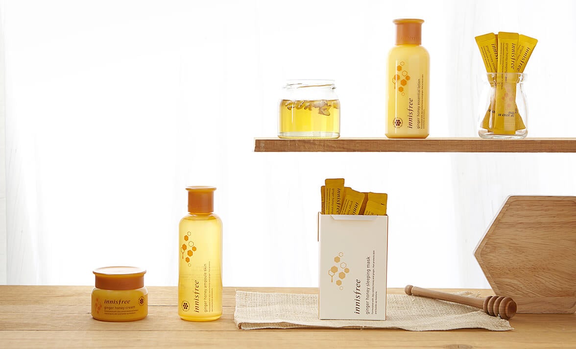 Dòng sản phẩm Innisfree Ginger Honey được tạo nên từ phức hợp Gi-ney Complex ™ sẽ giúp làn da của bạn trở nên ẩm mượt, săn chắc dù trong thời tiết lạnh giá.