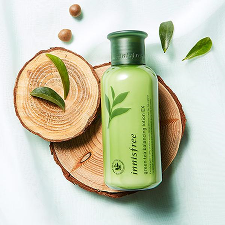 Innisfree Green Tea Balancing Lotion Ex với chiết xuất từ trà xanh mang lại cho bạn một làn da sạch