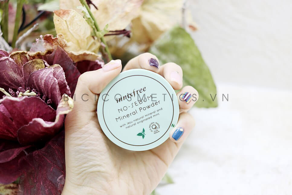 Phấn phủ kiềm dầu Innisfree là loại phấn dạng bột, chiết xuất 100% từ bạc hà và các khoáng chất tự nhiên