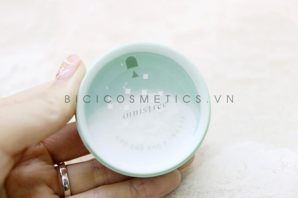 Phấn phủ kiền dầu Innisfree No Sebum có kết cấu hạt phấn vô cùng mềm mịn, tạo cảm giác mỏng nhẹ trên da