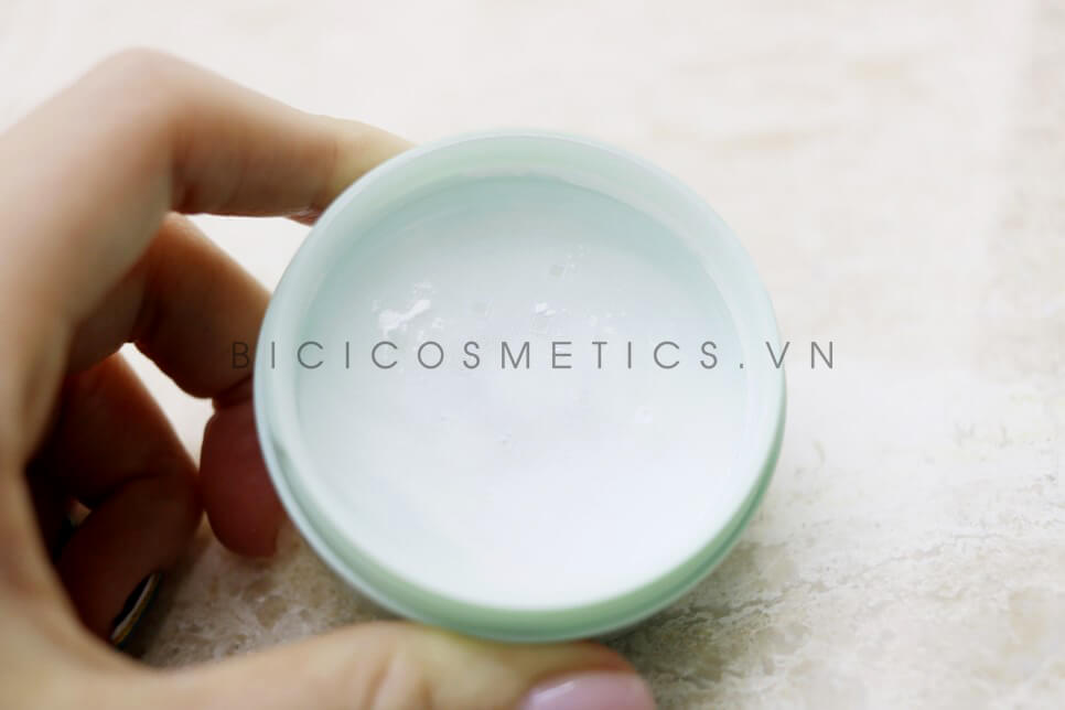 Innisfree No Sebum có chất phấn khá mịn, nhưng lỗ trên hộp khá to.