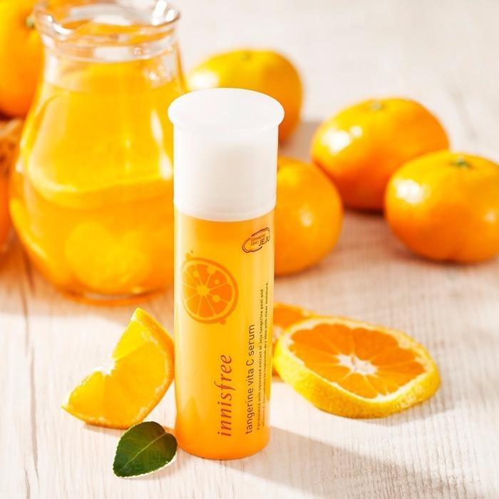 Tinh chất dưỡng da Innisfree Tangerine Vita C Serum với thành phần chính là chiết xuất vỏ quýt và dẫn xuất Vitamin C