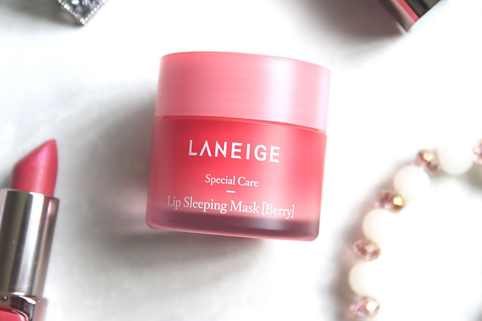 Mặt Nạ Ngủ Dưỡng Môi Laneige Lip Sleeping Mask với các dưỡng chất từ các loại trái cây tươi và một số rau quả tạo nên mùi thơm dễ chịu- bici