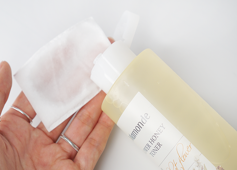 thấm một lượng tonner vừa đủ vào miếng bông cotton, nhẹ nhàng thoa lên da