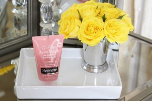 Sữa rửa mặt Neutrogena Oil-Free Acne Wash Pink Grapefruit Foaming Scrub- Bici Cosmetics