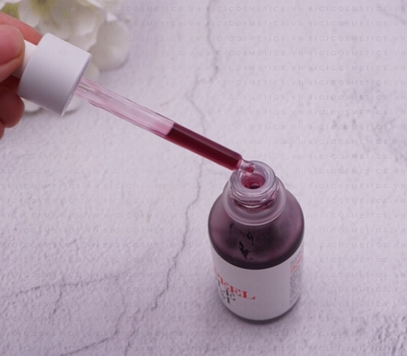 Serum So’Natural – Red Peel Tingle Serum (30ml) còn được chiết xuất 100% từ các loại quả dâu rừng chín mọng và Aronia.