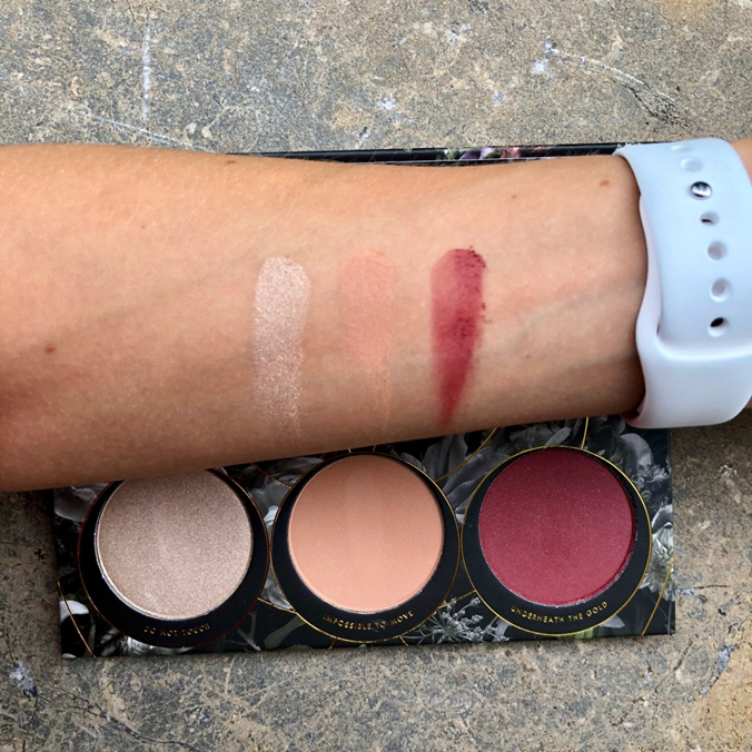 Chất phấn của Má Hồng Zoeva Opulence Blush Palette