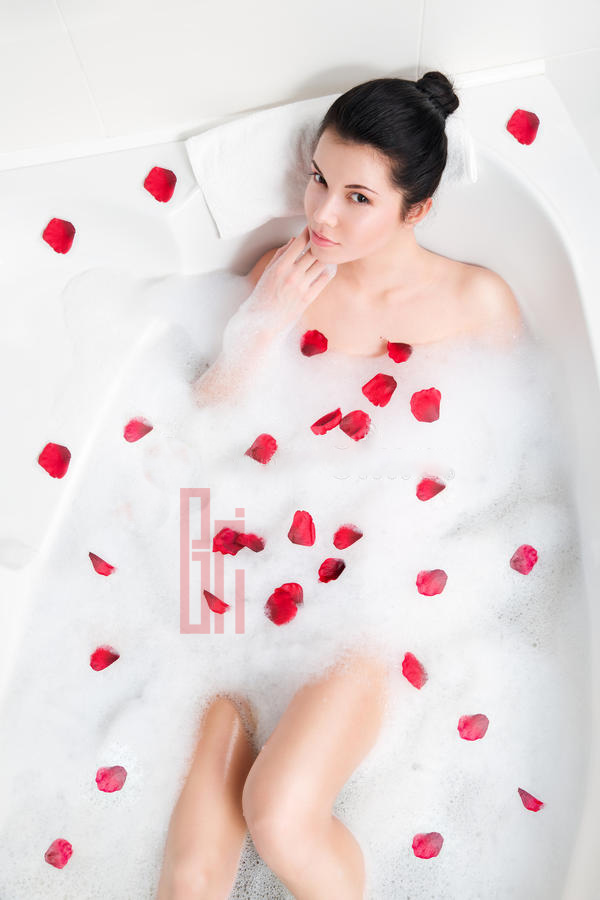 Đắm chìm trong hương thơm ngây ngất như đang tắm trong một hồ nước rải đầy hoa hồng - bici cosmetics