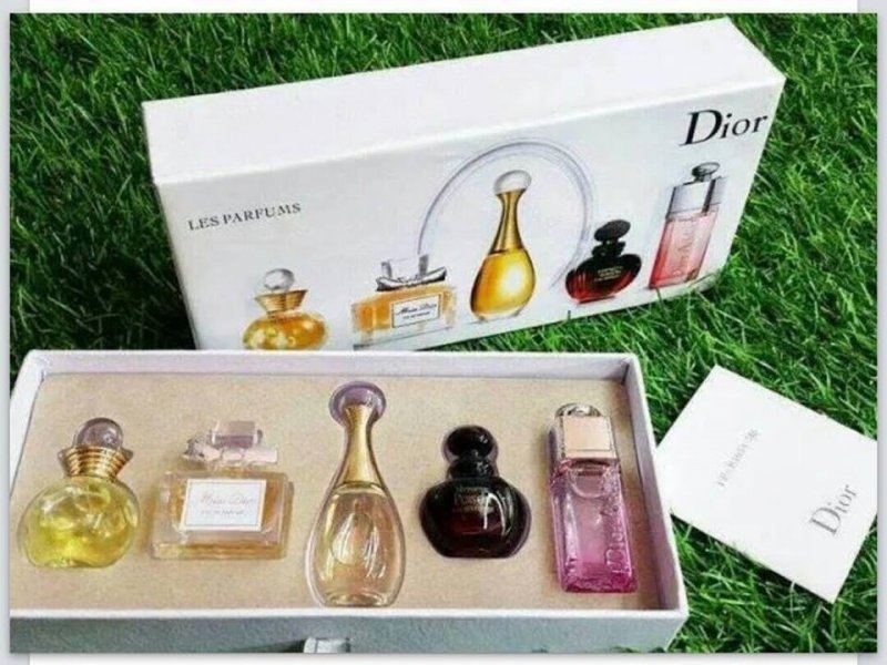 Hai loại nước hoa Dior (Mini) được ưa chuộng nhất hiện nay nằm trong bộ sưu tập 5 chai nước hoa mini