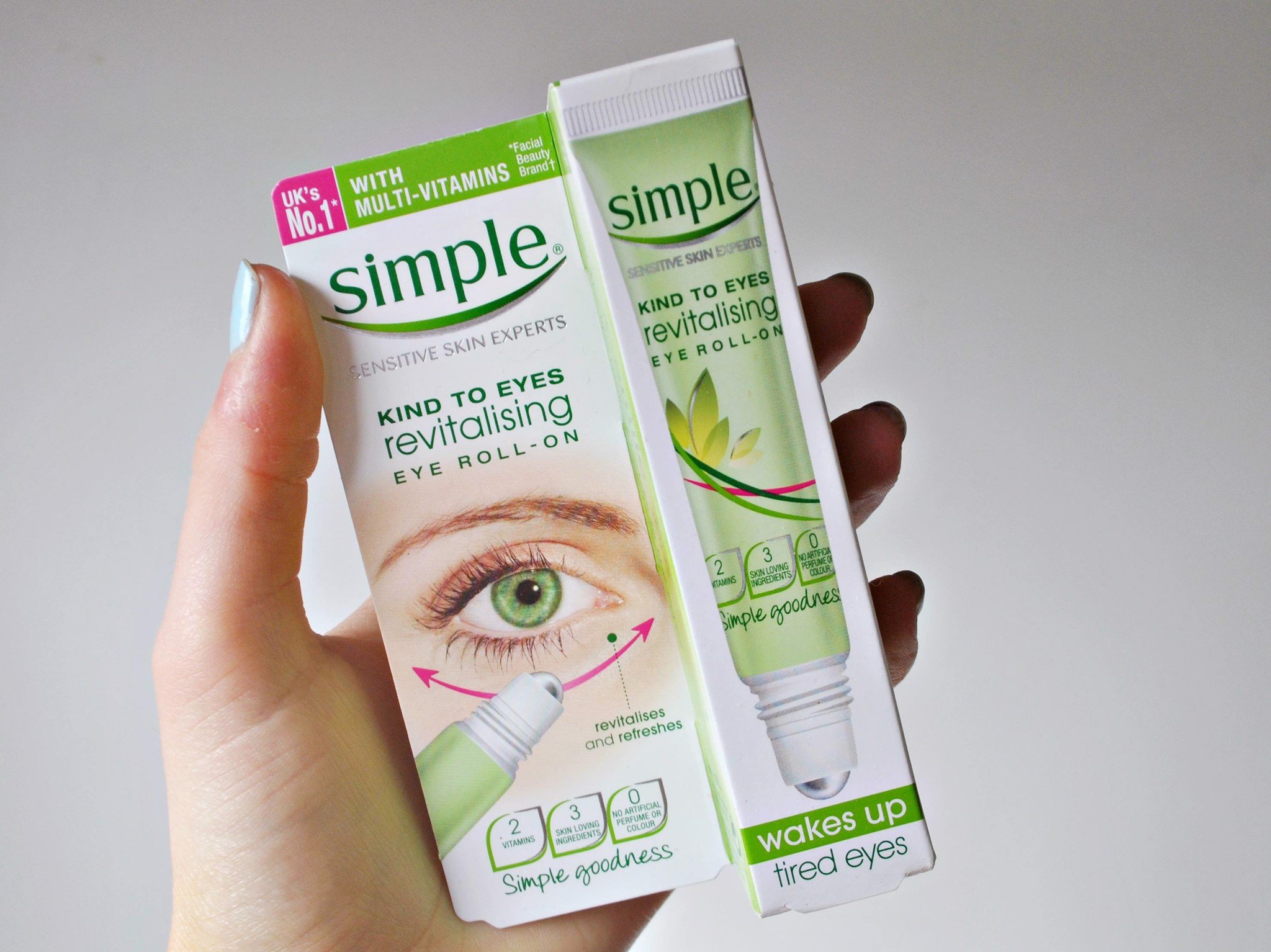 lăn dưỡng mắt simple Kind To Eyes Revitalising Eye Roll-On